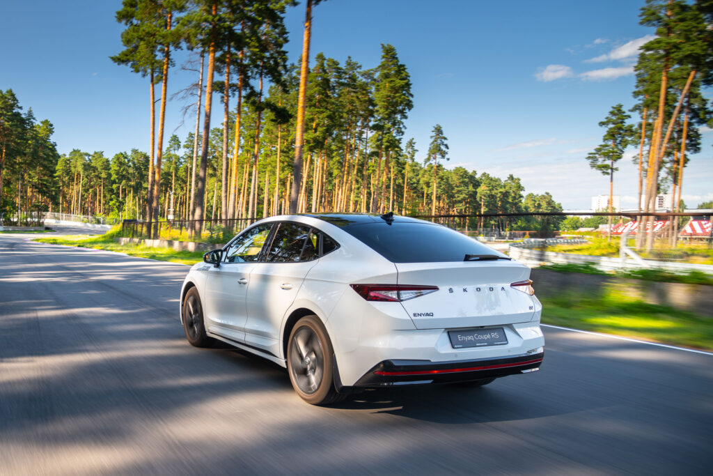 Oliver Solberg in the Enyaq Coupé RS electric road car for the first time