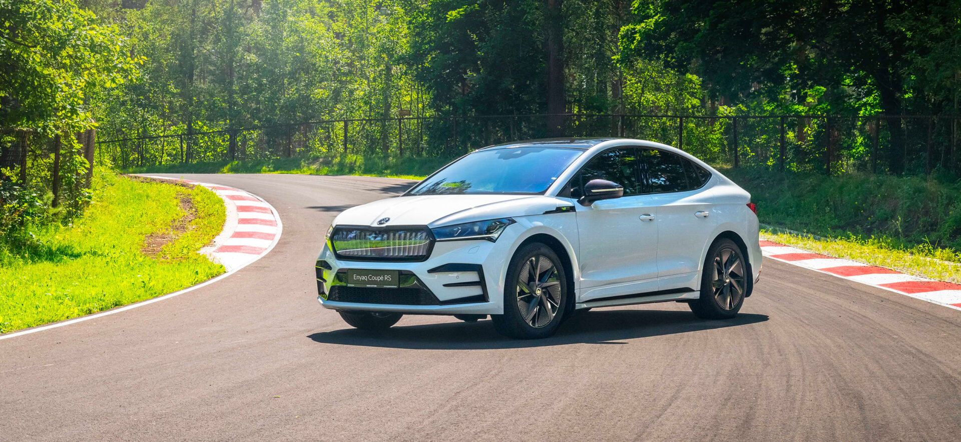 Oliver Solberg in the Enyaq Coupé RS electric road car for the first time